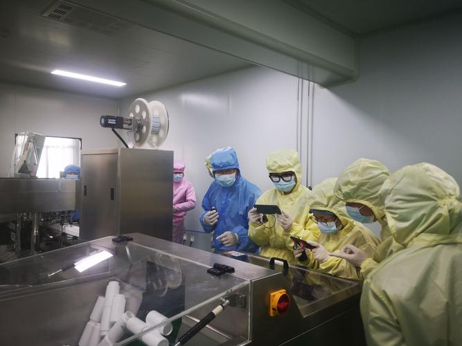 專項清理整治提升在企業產品陳列室,市場監管工作人員講解了保健食品